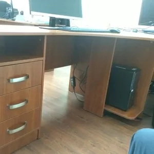 Угловой офисный стол с тумбой