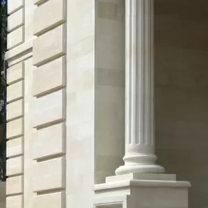 Каменные колонны