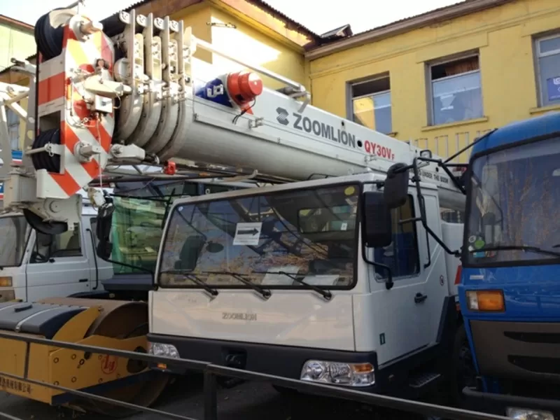 АВТОКРАН ZOOMLION QY25V 25 тонн,  4 секции,  32м+8м,  рычажный 2