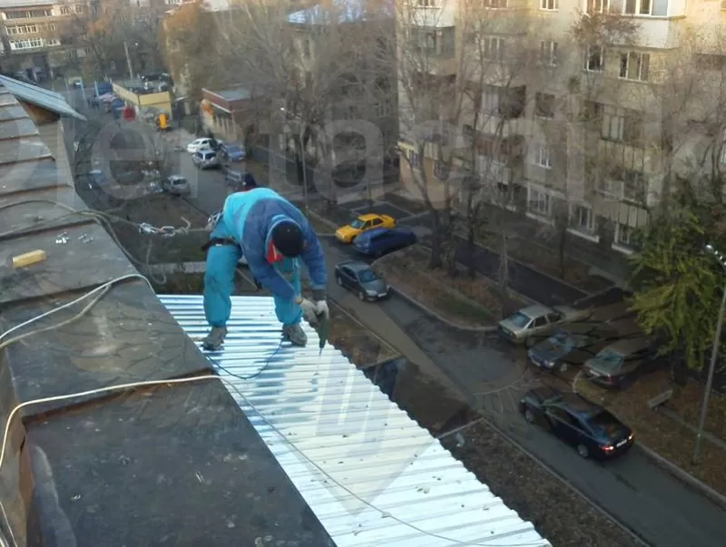 Монтаж козырька над балконом 