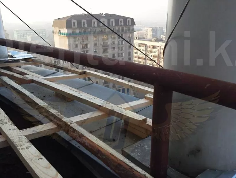 Монтаж козырька над балконом  2