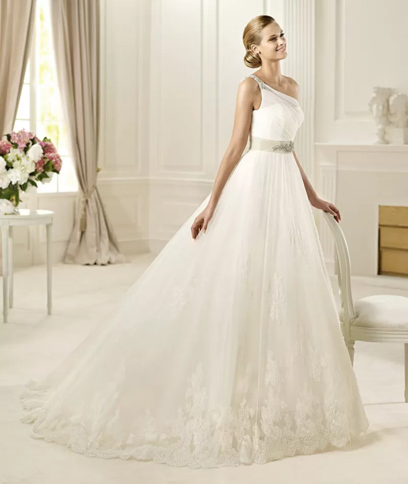 Продам шикарное свадебное платье Pronovias. Фата,  серьги,  украшение на