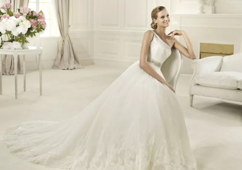 Продам шикарное свадебное платье Pronovias. Фата,  серьги,  украшение на 3