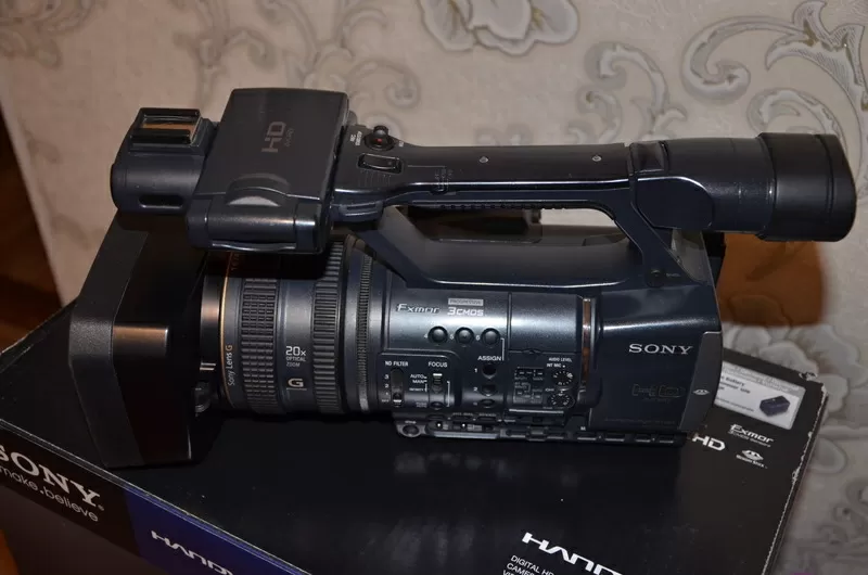 Продам видеокамеру Sony HDR-AX2000 2