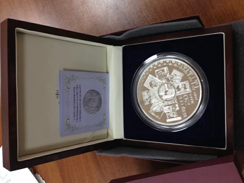 серебрянная монета весом 1 кг,  20 лет нац. валюты