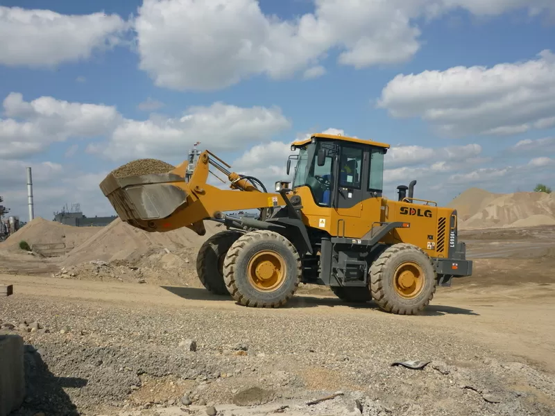 Услуги самосвала Shacman 30 тонн и погрузчика LW500FM 2