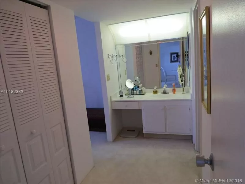 Продается прекрасная двухкомнатная квартира в Майами,  в Авентуре 5