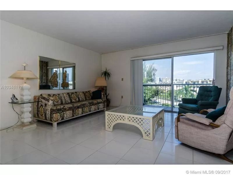 Продается прекрасная однокомнатная квартира в Майами в Санни Айлс Бич 