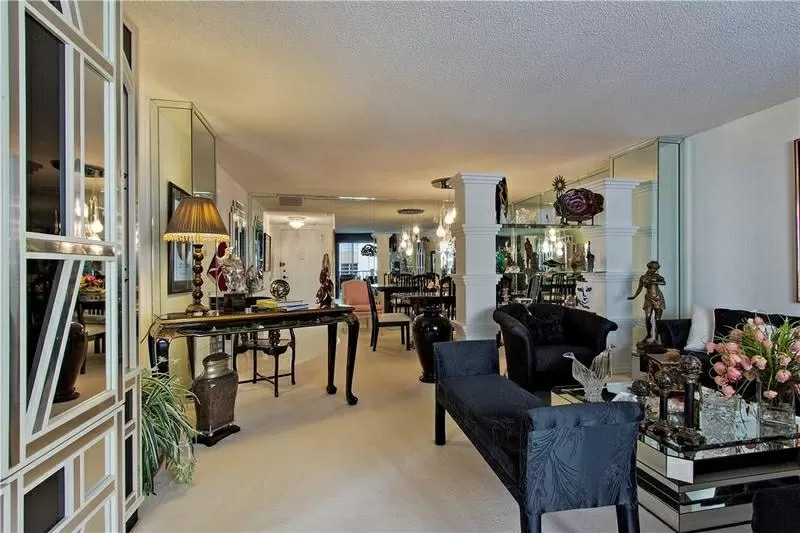Продается прекрасная квартира на 5-ом этаже в Майами(Халландейл)