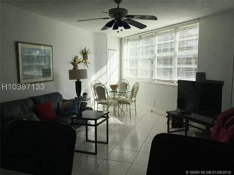 Продается прекрасная однокомнатная квартира в Майами в Халландейле 5