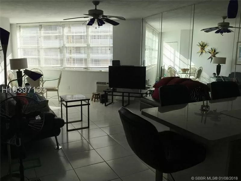 Продается прекрасная однокомнатная квартира в Майами в Халландейле 3