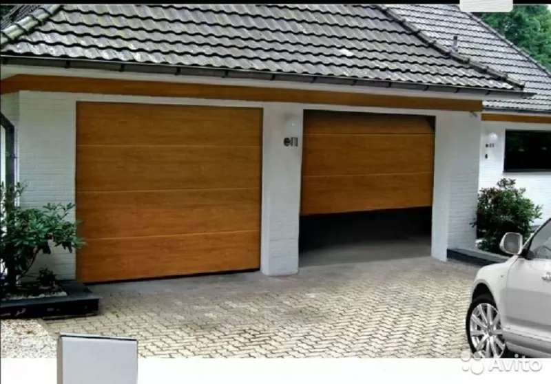Секционные (гаражные) ворота,  с автоматикой и ручным приводом