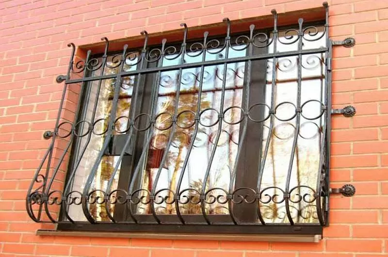 Металлические решетки на окна и двери