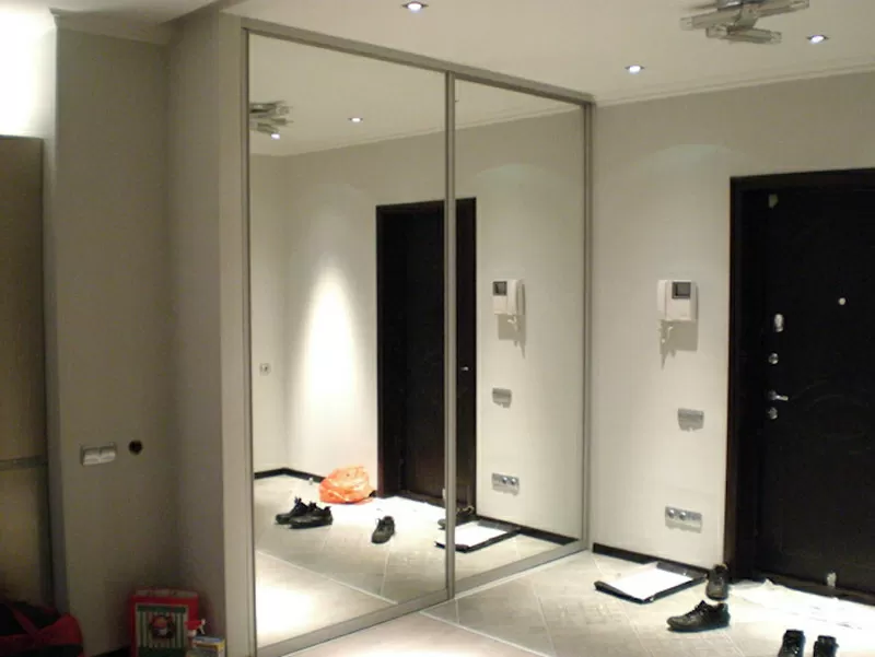 шкаф-купе с зеркальными дверями