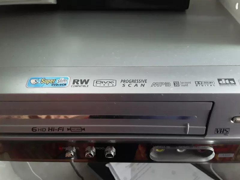  видеомагнитофон  LG (читает  кассеты  и диски)  в идеальном состоянии.  Про-во Корея.  В эксплуатации не был. 3
