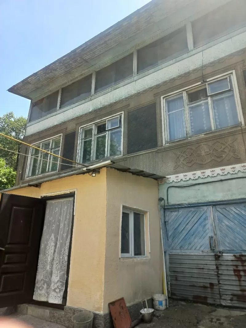 В Городе Талгаре срочно продаётся дом трёх этажный тёплый.14 соток