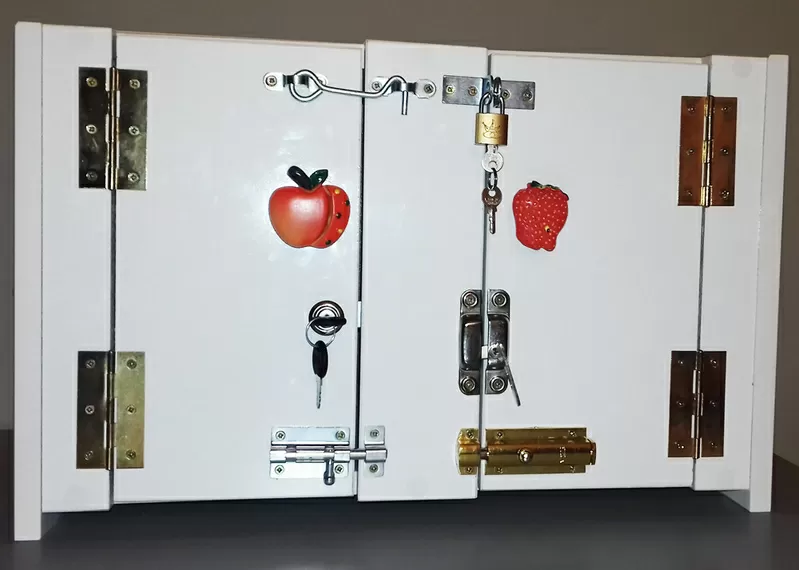 Развивающая игрушка по системе Монтессори (бизибокс) 3